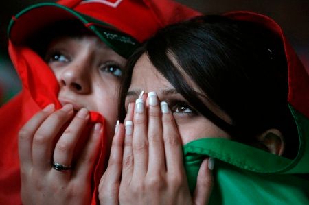 Takhle si portugalské fanynky čtvrtfinále nepředstavovaly. | Foto: Reuters