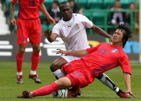 Ghanský fotbalista Matthew Amoah (v bílém) v souboji s Korejcem Lee Ho v přípravném zápase Ghana - Jižní Korea. | Foto: Reuters