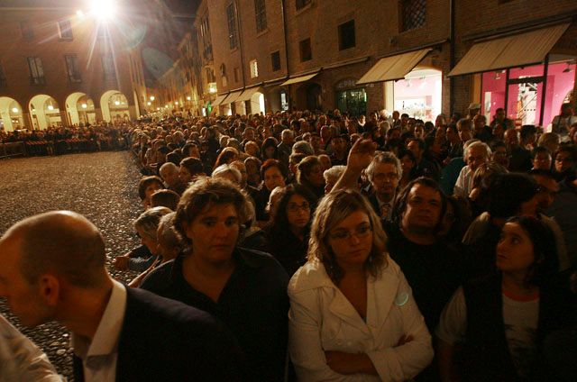 Na náměstí u katedrály se shromáždily stovky lidí, přenos rakve provázely potleskem. | Foto: Reuters