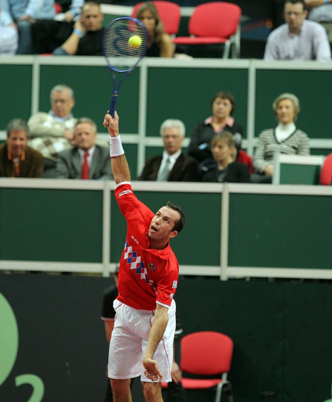 Radek Štěpánek podává v utkání proti Jo-Wilfied Tsongovi. | Foto: Ondřej Besperát