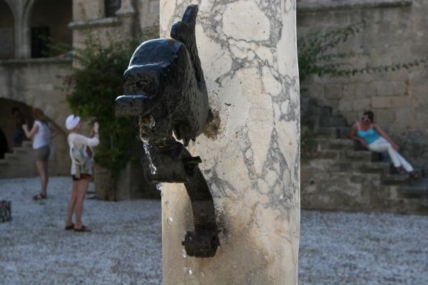 Pokud si to můžete dovolit, dovolenou v Řecku kvůli politice určitě nevzdávejte. Řecké ostrovy ukrývají nespočet míst, z kterých vám spadne čelist. Jako toto náměstíčko, kde se zastavil čas z dob před 500 lety, kdy ostrov chránili před Turky Johanité. Celé staré město obehnané hradbami je zapsané na seznamu světového kulturního dědictví UNESCO. "Tady nikdy žádný stávky nebyly. To je jako plést dohromady potíže Slovenska a Česka," zlobí se ve svém baru "Fatman" Ray. | Foto: Karel Toman