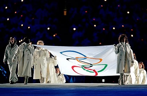 Olympijskou vlajku neslo osm slavných žen. | Foto: Reuters