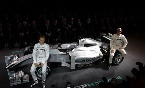 Michael Schumacher a Nico Rosberg představují nový vůz pro nadcházející sezonu | Foto: Sport