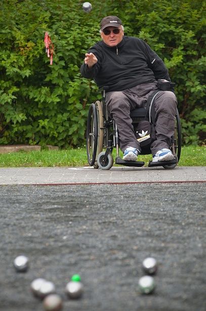 Invalidní senior Josef Procházka je mimo jiné úspěšným hráčem pétanque. | Foto: SenSen