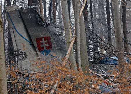 Vrak slovenského vojenského letadla. | Foto: Reuters