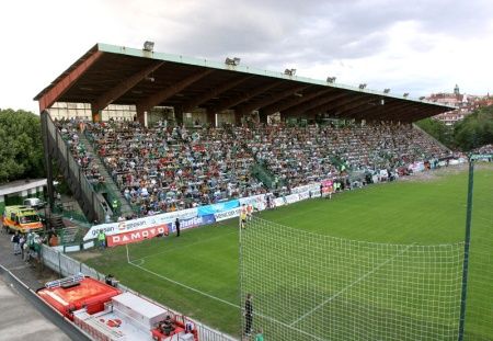 Zaplněné tribuny ženou Bohemku do první ligy - Bohemians vs. Žižkov. | Foto: Ondřej Besperát