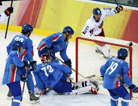 Milan Hejduk (v bílém) se raduje z gólu v síti italksého gólmana Günthera Hella. | Foto: Reuters