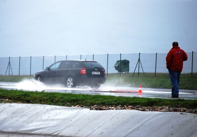 Počínání řidičů stále sleduje instruktor a do vysílačky upozorňuje na chyby | Foto: Radek Pecák