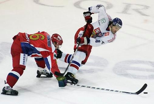 Rusové brání Jaromíra Jágra (2009). | Foto: Reuters