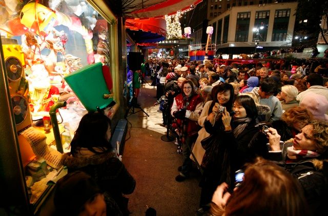 Turisté snímají slavnostně odhalenou vánoční výlohu v newyorském obchodě Macy's. | Foto: Reuters