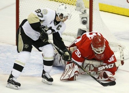 Neporadil si s ním ani kapitán Penguins Sidney Crosby. | Foto: Reuters