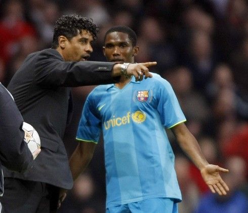 Trenér Frank Rijkaard se pak snažil svým svěřencům udělit hodnotné taktické pokyny. Manchester však bránil důsledně | Foto: Reuters