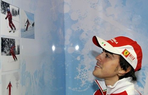 Fernando Alonso si prohlíží fotky z lyžování | Foto: Sport