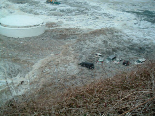 Ukázalo se například, že by jadernou havárii způsobilo i samotné zemětřesení, bez následné tsunami. Právě před ním však měla být Fukušima stoprocentně chráněna. | Foto: Reuters