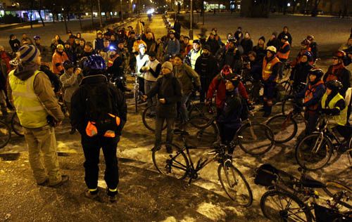 Navzdory náledí na silnicích se večer před kostelem sešlo kolem šedesáti cyklistů. | Foto: Ondřej Besperát, Aktuálně.cz