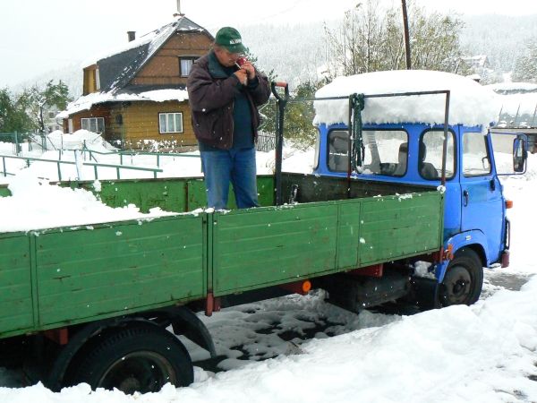 "Zítra jedu pálit kvas do Rožnova. Přes kopec se nesmí, tam je to zavalené stromama," vysvětluje tenhle muž. "Musím to vzít přes Vsetín, Místo 23 kilometrů tak pojedu 70 kilometrů," dodává. Bočnice jeho Avie jsou půl metru vysoké a sníh dosahuje až ke kraji. | Foto: Karel Toman