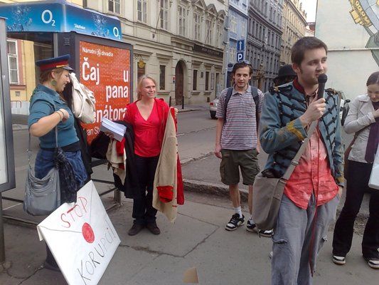 Pauza na informační uplácení kolemjdoucích. | Foto: Michal Štůsek