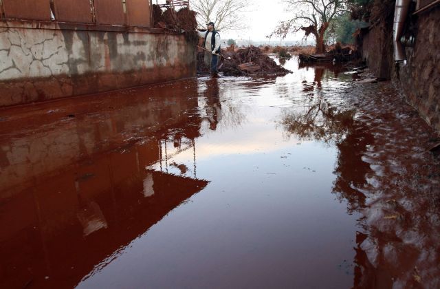 Zaplavená vesnice Kolontár. | Foto: Reuters