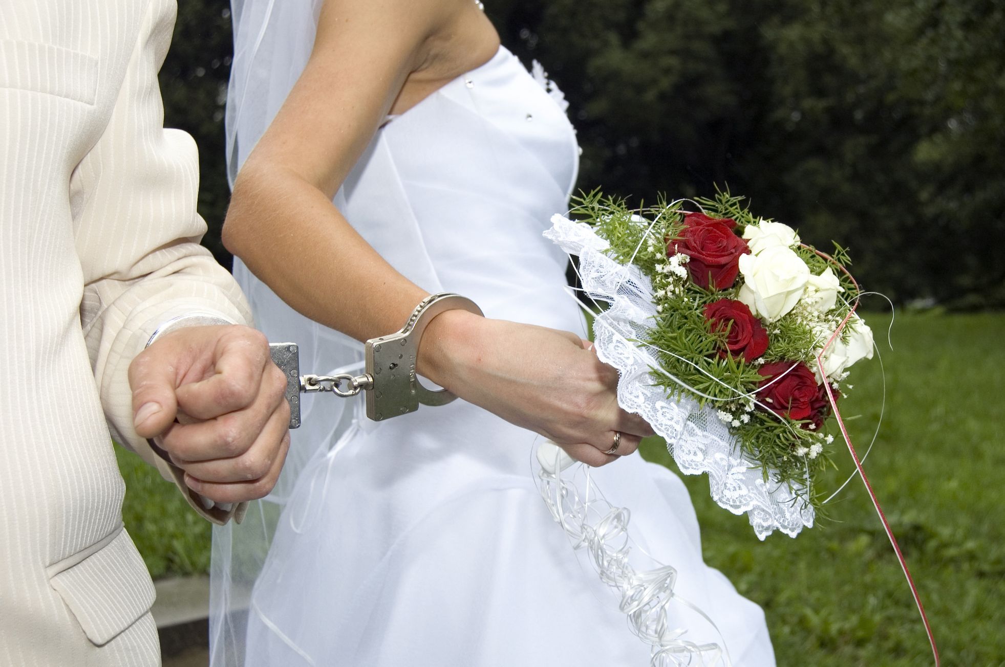 Брачные оковы аудиокнига. Свадебные наручники. Жених в наручниках. Свадьба в ЗАГСЕ В наручниках. Невеста в наручниках фото.