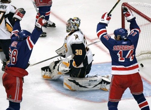 Český kapitán New York Rangers Jaromír Jágr (vlevo) se s Brendanem Shanahanem (vpravo) raduje ze svého gólu v síti gólmana Buffala Ryana Millera. | Foto: Reuters