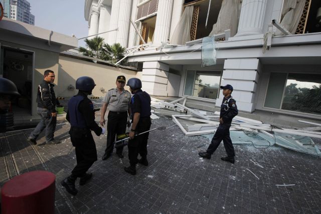 Na hotely v Jakartě zaútočili teroristé už v roce 2004. V letech 2002 a 2005 také dvakrát udeřili proti turistickým letoviskům na ostrově Bali. | Foto: Reuters