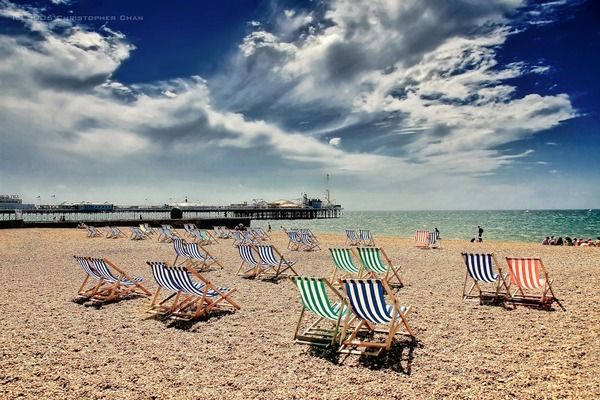 Méně než hodinu od rušného Londýna se nachází Brighton - nejživější přímořské letovisko v Anglii s velkou oblázkovou pláží. Během léta, kdy se v Londýně městský život stává nesnesitelným, není lepší místo k útěku, než energický Brighton. Městská pláž byla dokonce oceněna modrou vlajkou, což je ocenění, které Evropská unie uděluje plážím, které splňují vysoké ekologické a kvalitativní standardy. | Foto: Asociace českých cestovních kanceláří a agentur