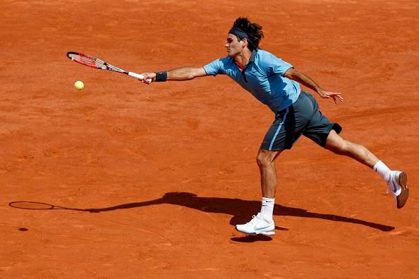 Roger Federer se musel za údery Tommyho Haase pořádně natahovat | Foto: Sport