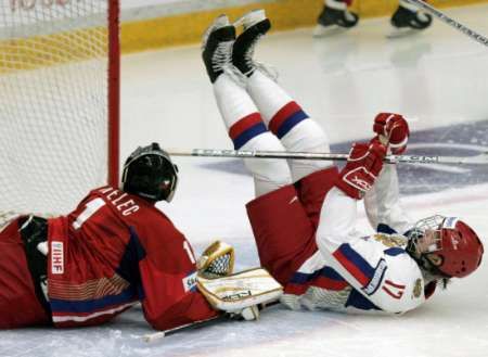 Ruské křídlo Alexej Čerepanov (vpravo) se raduje z gólu v síti českého gólmana Ondřeje Pavelce na MS juniorů ve Švédsku. | Foto: Reuters