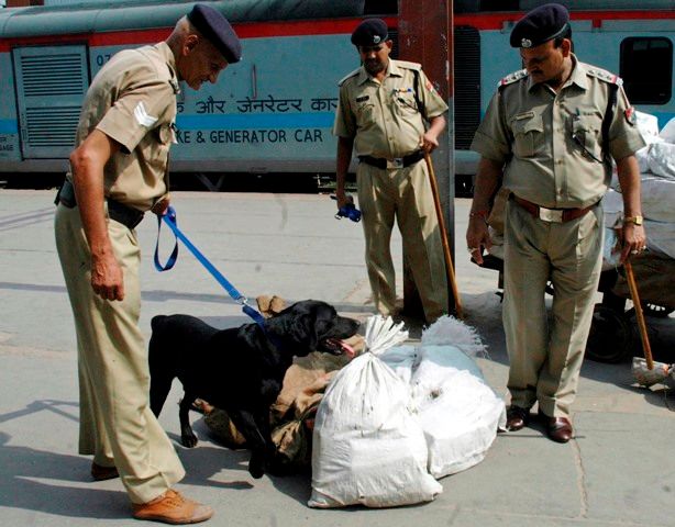 Indická policie je po útocích v pohotovosti. Hlídka na železničním nádraží v severoindickém Lucknow | Foto: Reuters