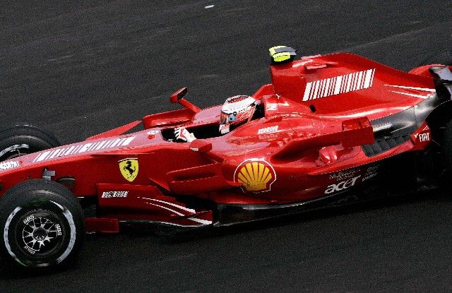 Pilot Ferrari Kimi Räikkönen bojuje o titul mistra světa na trati Velké ceny Brazílie. | Foto: Reuters