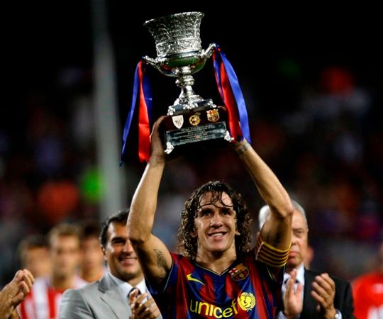 Piquého parťák z obrany Carles Puyol skončil s fotbalem už v roce 2014 (bylo mu tehdy 36 let), a i když od té doby kolem Barcelony neustále krouží, například v rámci charitativních nadací či u ženského týmu, oficiálně pro klub zatím nepracuje. | Foto: Reuters