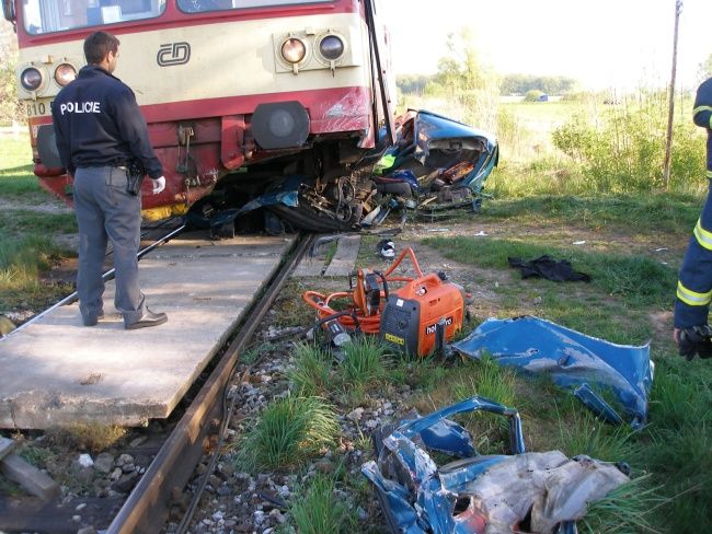 Vlak za sebou táhl osobní vůz čtvrt kilometru | Foto: HZS Královehradeckého kraje