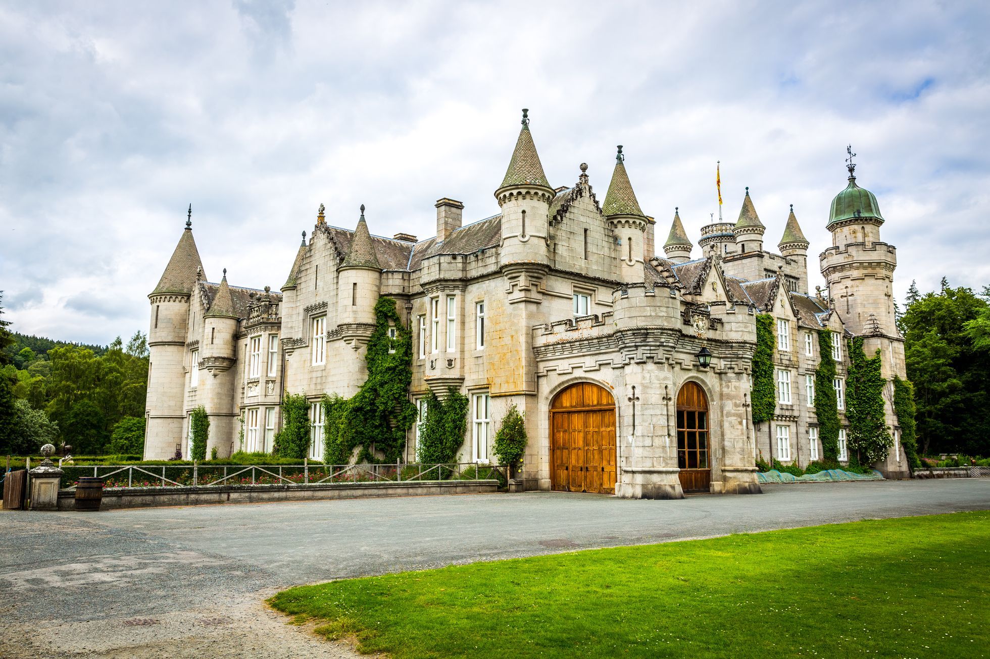 Castle the queen. Балморал замок в Шотландии. Замке Балморал в Шотландии план. Стиль шотландских баронов. Замки Балморал и Бремар на карте.