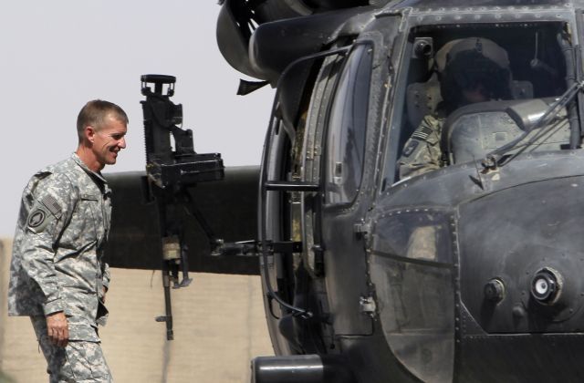 Stanley McChrystal nastupuje v Afghánistánu do helikoptéry Black Hawk. | Foto: Reuters