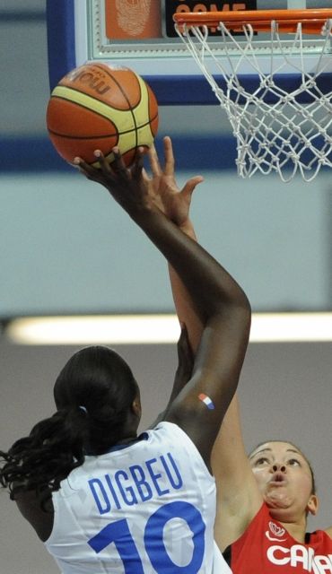 Mistrovství světa v basketbalu žen, osmifinálový zápas skupiny E. 29. září v Ostravě. Zleva Jennifer Digbeuová z Francie a Kanaďanka Natalie Achonwaová. | Foto: ČTK