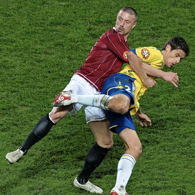 Přestože se mírnil, nezůstal Tomáš Řepka (vlevo, AC Sparta Praha) při zákrocích mnoho dlužen své pověsti tvrdého hráče. | Foto: Tomáš Adamec, Aktuálně.cz