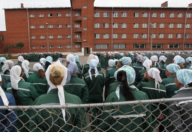 Tady pro změnu vidíte ženskou věznici v Sarapulu. Vězeňkyně na sobě mají zelené mundúry a vlasy mají skryté pod šátky. | Foto: ČTK