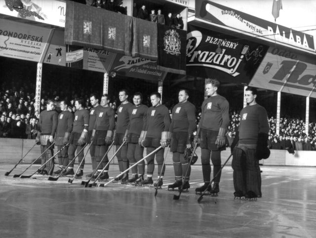 Zahájení mistrovství světa v ledním hokeji v Praze na Štvanici v roce 1938 - mužstvo ČSR. | Foto: ČTK