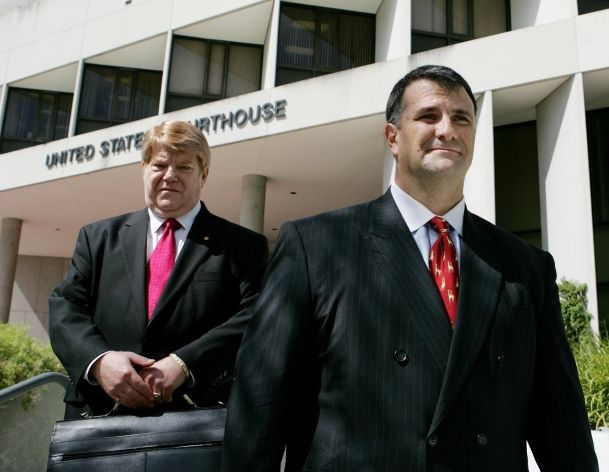 Bývalý lobbista Jack Abramoff dělá těžkou hlavu republikánům v USA. Na snímku odchází se svým právníkem od miamského soudu | Foto: Reuters/Carlos Barria