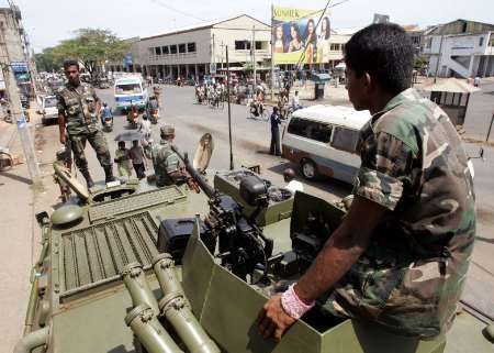 Srílanská armáda hlídá centrum města Jaffna na severu ostrova | Foto: Reuters