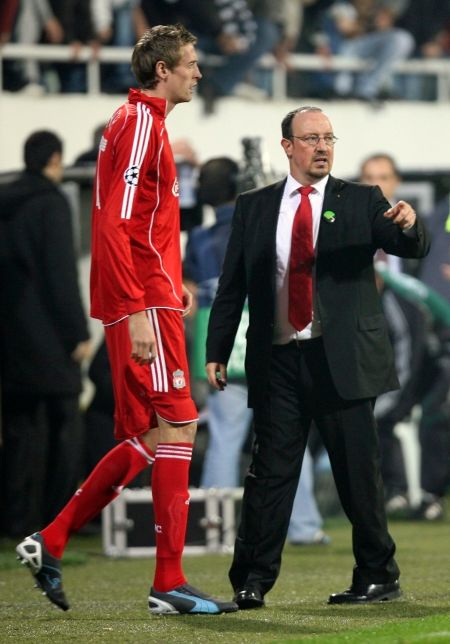 Rafa Benitéz a jeho pozdní střídání Petera Crouche v zápase s Besiktasem Istanbul. | Foto: Reuters