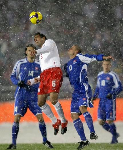 Momentka ze středečního zápasu Polsko - Slovensko: Hrálo se za sněžení. | Foto: Reuters