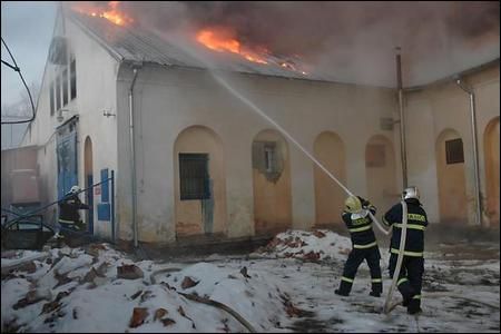 Až do poledne bojovali hasiči s požárem střechy bývalého cukrovaru v Úvalech u Prahy. | Foto: Miroslav Kosmata