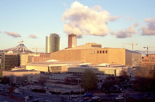 Celkový pohled na budovu knihovny. V pozadí je Postupimské náměstí, trychtýřovitá stavba vlevo je zastřešení komplexu Sony Centre. | Foto: Staatsbibliothek zu Berlin