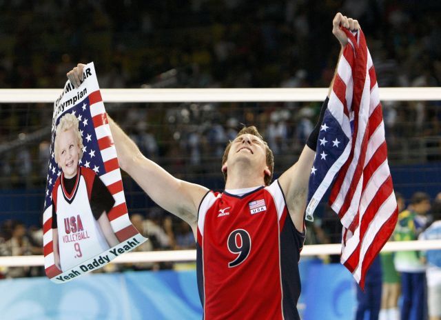 Americký volejbalista Ryan Millar se raduje z olympijského zlata. | Foto: Reuters