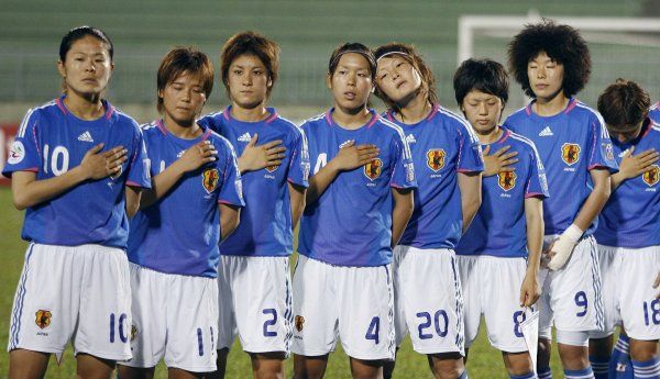 Japonské fotbalistky naslouchají hymně před semifinále s Čínou. | Foto: Reuters