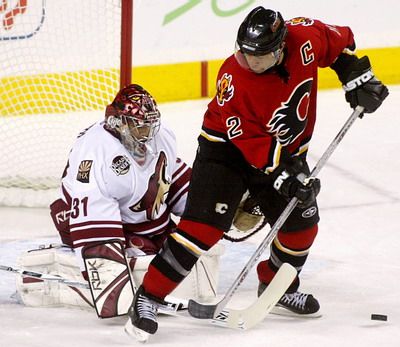 Jarome Iginla z Calgary se snaží dorazit puk před gólmanem Phoenixu Curtisem Josephem. | Foto: Reuters