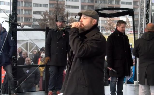 Jiří Havel na záznamu z demonstrace na Letné, kterou moderoval. Před začátkem zněla také jeho slova, podkreslená hudbou. | Foto: Archív Aktuálně.cz