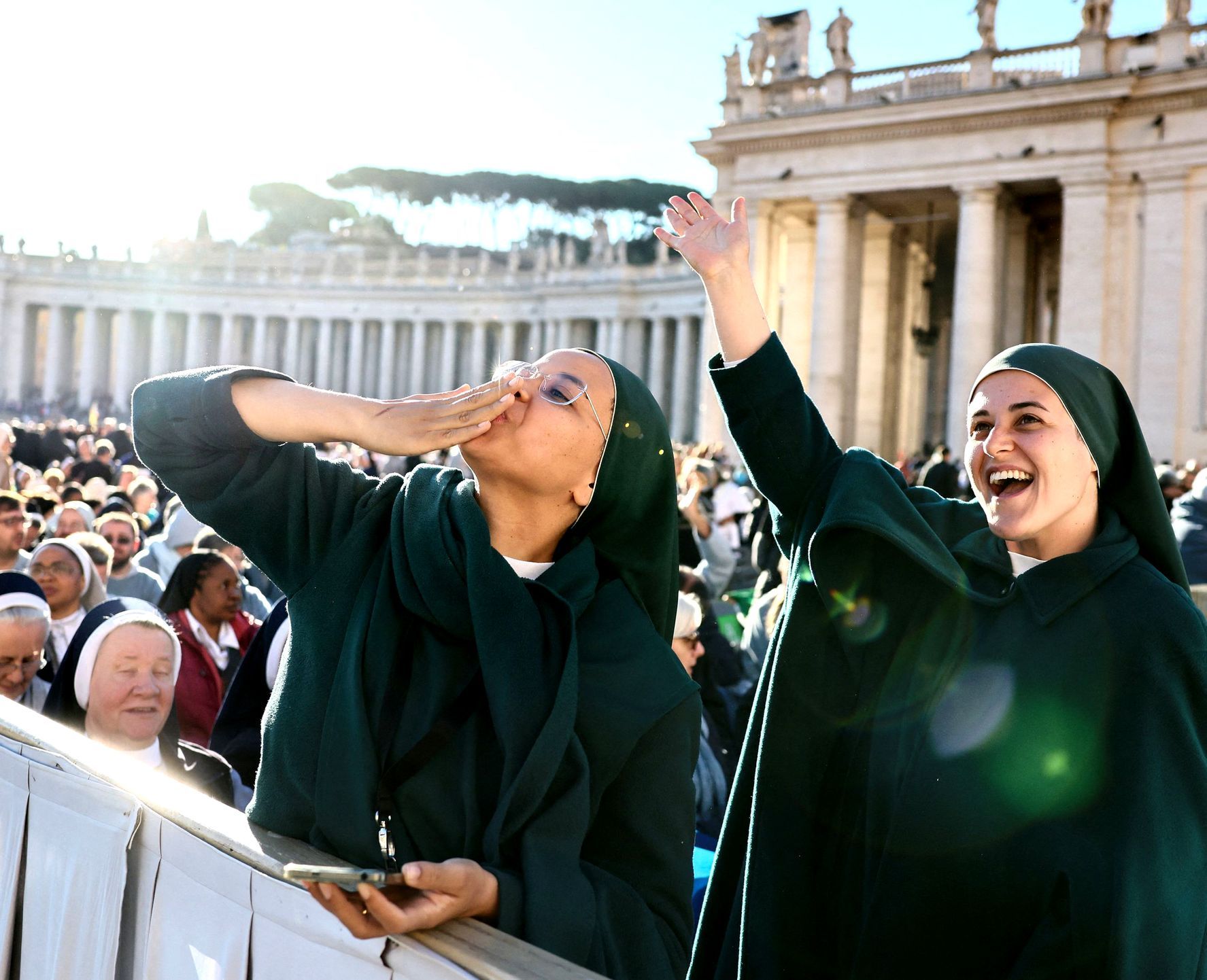 Škoda tyhle fotky minout: hic sunt leones, prezident rockerem nebo stop svastice