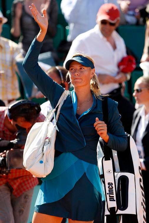 Maria Šarapovová opouští kurty Roland Garros. Po zranění ovšem odehrála dobrý turnaj. | Foto: Reuters